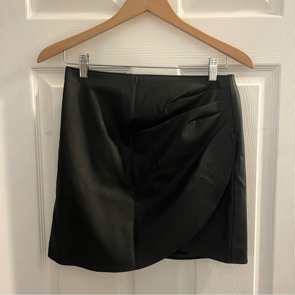 NWT Abercrombie & Fitch Black Vegan Leather Ruched Mini Skirt Size S - Picture 2 of 6